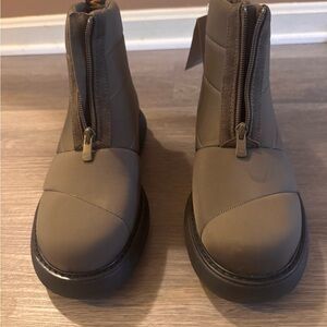 New with tags olive green Toms puffer mallow Zippered Ankle Boots